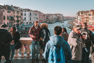 İnsanlar dar Venedik sokaklarda, İtalya yürüyor