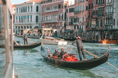 Gondol Venedik kanalına