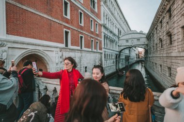 İnsan selfies yakınındaki Sighs Köprüsü Venedik, İtalya
