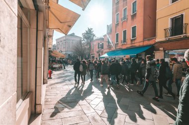 İnsanlar dar Venedik sokaklarda, İtalya yürüyor