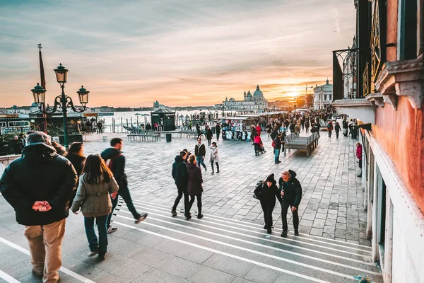 Persone a piedi vicino a Piazza San Marco, Venezia, Italia — Foto Stock