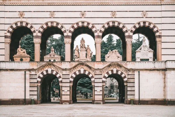 Milan Monumental Cemetry (Cimitero Monumentale), Италия — стоковое фото