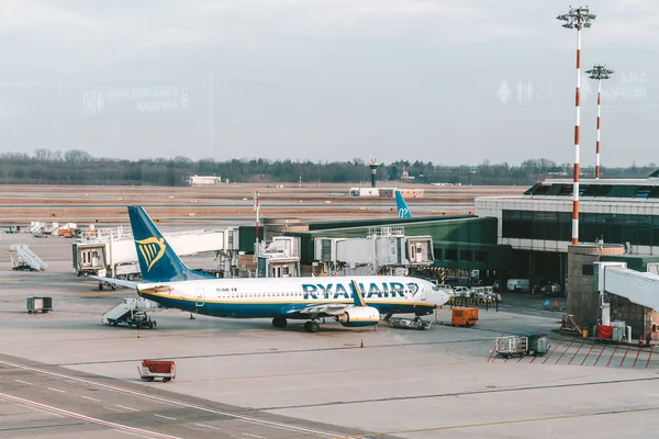 Ryanair Ei ДАК припаркований на міланського аеропорту Мальпенса, Італія — стокове фото