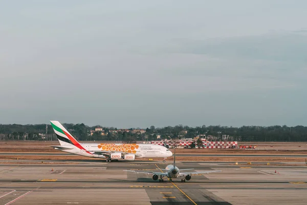 Emirates Airlines Airbus A380-861 (A6-EEY) departing from Milan — Stock Photo, Image