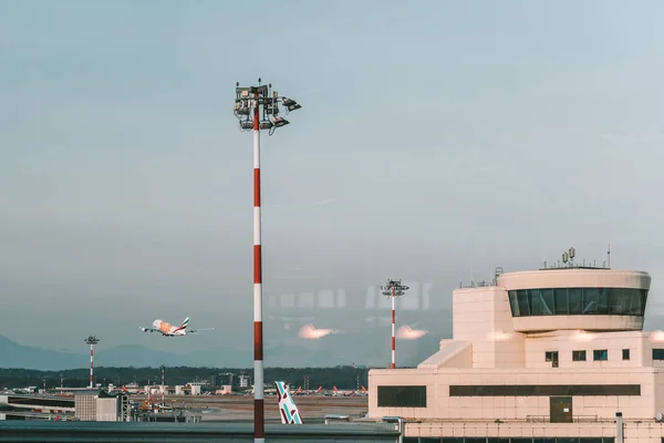 阿联酋航空空中客车 A380-861 (A6-ey) 从米兰出发 — 图库照片