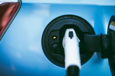 Güç kaynağı elektrikli araca bağlanır