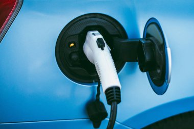 Güç kaynağı elektrikli araca bağlanır