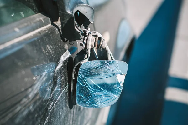 Bruten sido spegel av bilen — Stockfoto