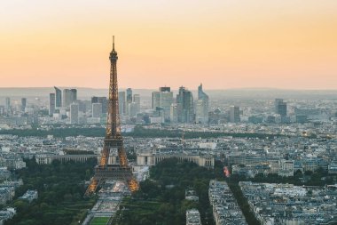 Paris, akşamları Eyfel Kulesi mavi saat günbatımı