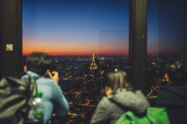 Paris, akşamları Eyfel Kulesi mavi saat günbatımı