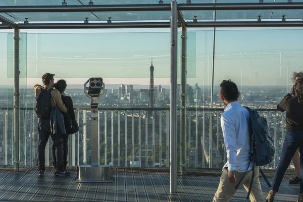 Gente tomando fotos de París desde la Torre Montparnasse —  Fotos de Stock