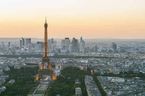 Párizs, Eiffel-torony este napnyugtakor kék órában — Stock Fotó