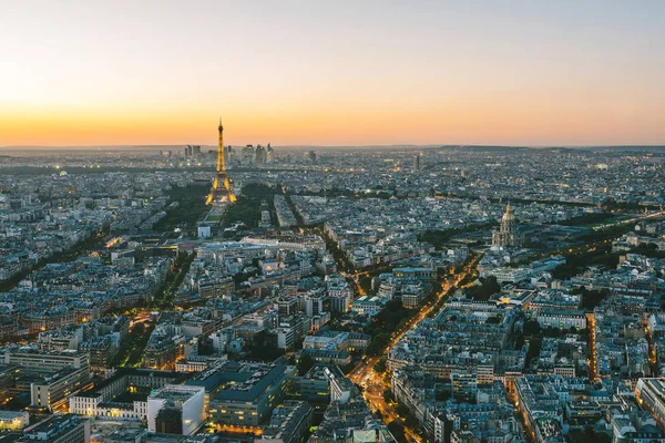 Párizs, Eiffel-torony este napnyugtakor kék órában — Stock Fotó