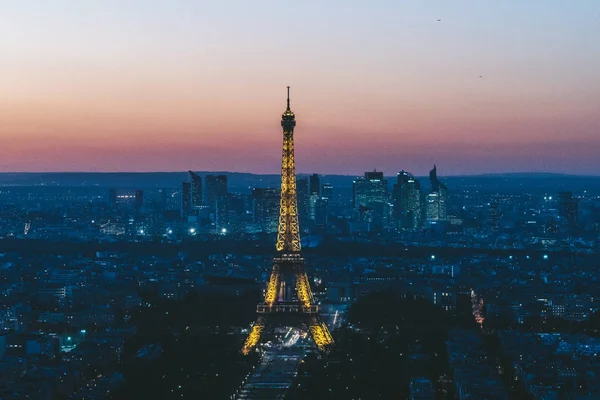 巴黎, 埃菲尔铁塔在晚上日落蓝色小时 — 图库照片