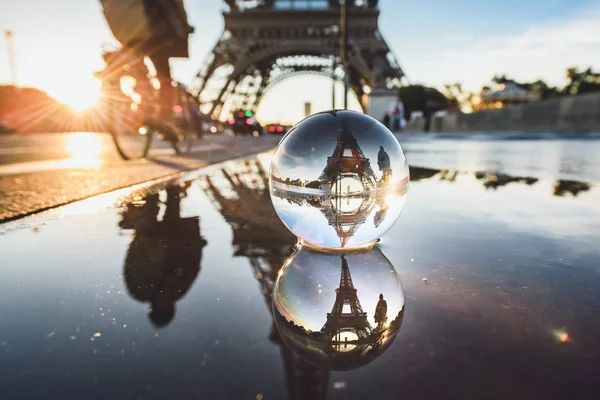 Paris, Torre Eiffel através da bola de vidro — Fotografia de Stock