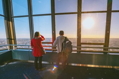 Akşam gün batımımavi saatte Eyfel kulesi