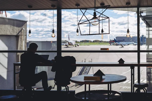 Jovem empresário aguarda partida no aeroporto de Vilnius . — Fotografia de Stock