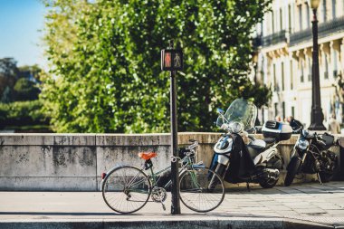 Paris merkezinde park etmiş bisiklet ve motosikletler, Fransa