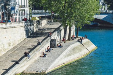 İnsanlar güneşli bir sonbahar gününde şehirde vakit geçiriyorlar.