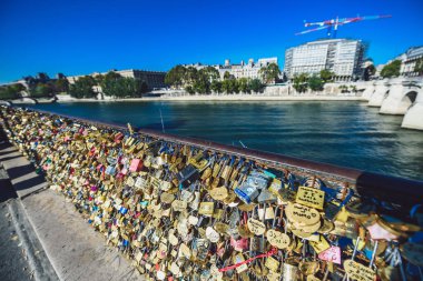 Köprüdeki dolaplar, Paris, Fransa