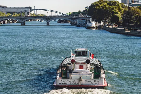 Ferry turístico navegando pelo Sena, Paris, França — Fotografia de Stock