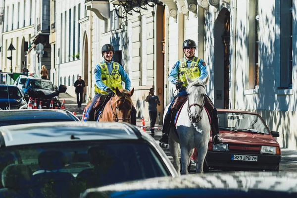 Twee politieagenten op paarden patrouilleren door de straten — Stockfoto