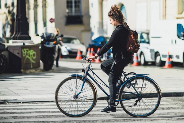 İnsanlar güneşli bir sonbahar gününde şehirde vakit geçiriyorlar.