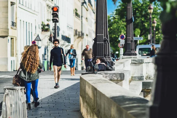 Le persone trascorrono del tempo in città in una soleggiata giornata autunnale — Foto Stock