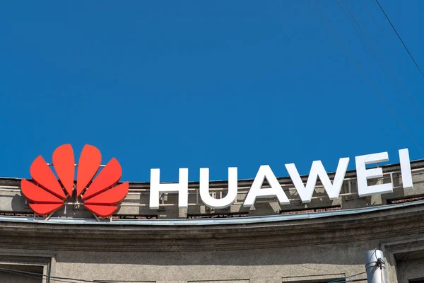 Logo Huawei na budově — Stock fotografie