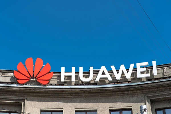 Logo von Huawei auf einem Gebäude — Stockfoto