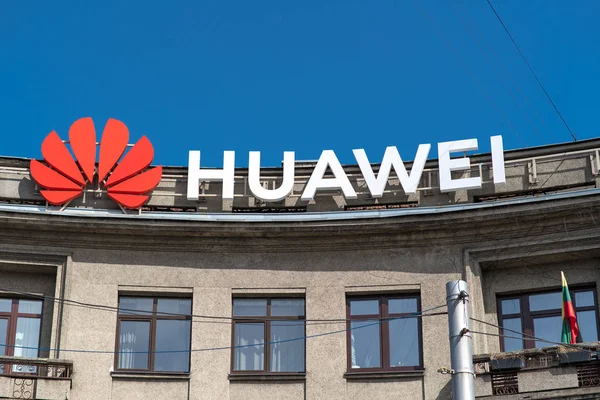 Logo Huawei na budově — Stock fotografie