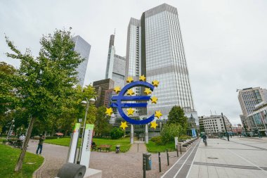 Eurotower önünde Euro anıtı, Frankfurt, Almanya