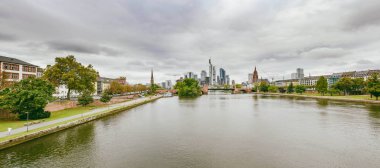 Frankfurt şehrinde Main nehri ile finans bölgesi, Almanya