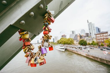 Köprüdeki dolaplar