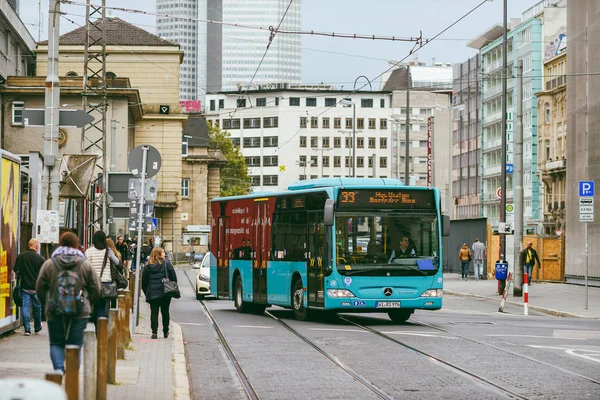 Ônibus da cidade em Frankfurt am Main — Fotografia de Stock