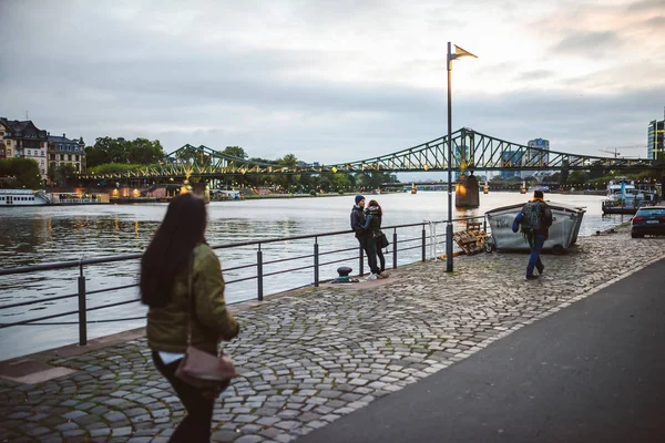 Passarela de ferro em Frankfurt am Main city — Fotografia de Stock