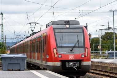 Db treni tren istasyonuna geliyor