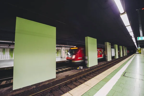 Metro persiguiendo estación de metro, Frankfurt, Alemania —  Fotos de Stock