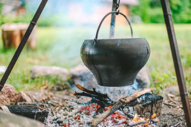 Şenlik ateşinde lahana çorbası