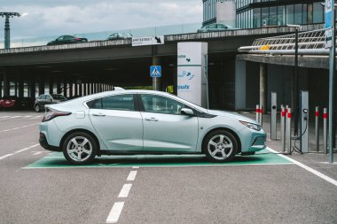 KAUNAS, LITHUANIA - HAZİRAN 01, 2020: Melez araba Chevrolet Volt halka açık EV şarj noktası