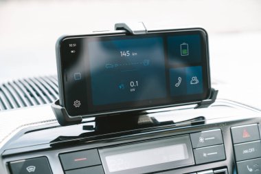 KAUNAS, LITHUANIA - 30 NİSAN 2020: yeni Volkswagen e-up! Elektrikli araba. Haritaların yakın görünümü artı araç bilgileri, elsiz aramalar ve navigasyon için daha fazla rıhtım