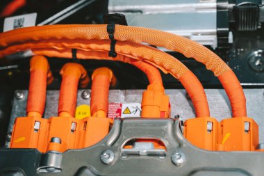 KAUNAS, LITHUANIA - 28 MAYIS 2020: yeni Volkswagen e-up! 36.8 kWsaat kapasiteli elektrikli bir araba. Elektrikli motor bileşenleri görüntüsü