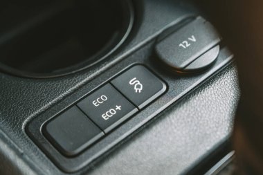 KAUNAS, LITHUANIA - 28 MAYIS 2020: yeni Volkswagen e-up! 36.8 kWsaat kapasiteli elektrikli araba. Eko ve Eco + düğmeleri