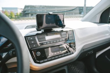 KAUNAS, LITHUANIA - 30 NİSAN 2020: yeni Volkswagen e-up! Elektrikli araba. Haritaların yakın görünümü artı araç bilgileri, elsiz aramalar ve navigasyon için daha fazla rıhtım