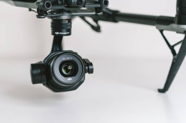 KAUNAS, LITHUANIA - 30 Ağustos 2020: DJI Zenmuse X7, Inspire 2 insansız hava aracına monte edilmiş kompakt bir süper 35 kameradır.