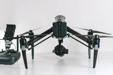 KAUNAS, LITHUANIA - 30 AĞUSTOS 2020: DJI Inspire 2 profesyonel drone beyaz arka planda izole edildi