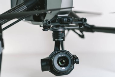 KAUNAS, LITHUANIA - 30 Ağustos 2020: DJI Zenmuse X7, Inspire 2 insansız hava aracına monte edilmiş kompakt bir süper 35 kameradır.