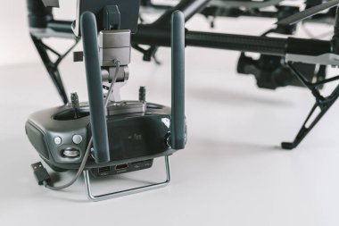 KAUNAS, LITHUANIA - 30 AĞUSTOS 2020: DJI Inspire 2 profesyonel İHA uzaktan kumandası beyaz arkaplanda izole edildi
