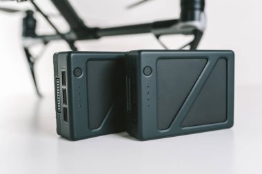 KAUNAS, LITHUANIA - 30 AĞUSTOS 2020: DJI, beyaz arka planda izole edilmiş 2 profesyonel insansız hava aracı bataryasına ilham verdi