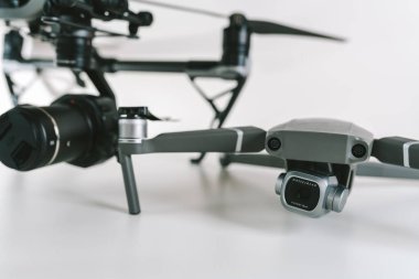 KAUNAS, LITHUANIA - 30 AĞUSTOS 2020: DJI Mavic 2 Pro ve beyaz arka planda izole edilmiş 2 İHA